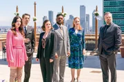 (v.li.): Janet Montgomery (Dr. Lauren Bloom), Conner Marx (Ben Meyer), Sandra Mae Frank (Dr. Elizabeth Wilder), Jocko Sims (Dr. Floyd Reynolds), Megan Byrne (Gladys Miller), Tyler Labine (Dr. Iggy Frome).