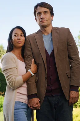 Klemens Kurz (Oliver Mommsen) verliebt sich in Lani (Minh-Khai Phan-Thi).