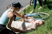 Julia Bergers (Mirka Pigulla, l.) Hilfe ist gefragt, als w&auml;hrend ihrer morgendlichen Joggingrunde, eine junge Frau im Brautkleid (Valerie Sophie K&ouml;rfer, r.) mit dem Fahrrad st&uuml;rzt.