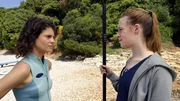 Jana (Victoria Schulz, re.) und Mila (J&ouml;rdis Richter) konkurrieren um Sebastian.