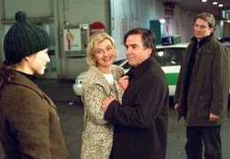 Tochter Elena (Mareike Lindenmeyer, links) und Gattin Sandra (Saskia Vester) sind erleichtert: Rainer Maria (Elmar Wepper) hat sich nicht vom Hochhaus gest&uuml;rzt.