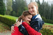 Lucy (Paulina Schnurrer) und Paulina (Tabea Hug) freuen sich, die Querungshilfe wird gebaut.