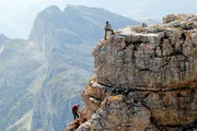 Auf einer besonders anspruchsvollen Route verungl&uuml;ckt Marks Kletterfreund Tom schwer. Nicht nur Tom und seine Lebensgef&auml;hrtin Franziska m&uuml;ssen ihre Lebensplanung neu &uuml;berdenken, sondern auch Mark muss sich einer ver&auml;nderten Realit&auml;t stellen. Eine Geschichte &uuml;ber Freundschaft, Schuld und Verantwortung. Im Bild: Stephan Luca (Tom), Maximilian Br&uuml;ckner (Mark).