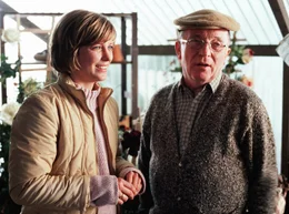 Irina (Valerie Niehaus) k&uuml;mmert sich um Bertram (Peter Sodann), ein charmanter, &auml;lterer Herr mit einer gro&szlig;en Leidenschaft f&uuml;rs G&auml;rtnern.
