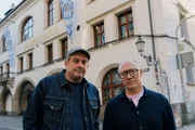 Von links: Sebastian Bezzel und Simon Schwarz vor dem M&uuml;nchner Hofbr&auml;uhaus.