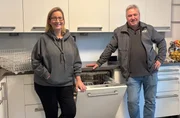 Wenn die Sp&uuml;lmaschine den Geist aufgibt, kommt er: Kundendiensttechniker J&uuml;rgen Winter (r). Er nimmt Yvonne Willicks (l) f&uuml;r einen Tag mit f&uuml;r ein kleines Praktikum. Er zeigt welche simplen Wartungsarbeiten man aber auch einfach selbst erledigen kann und, wie man mit kleinen Tipps und Tricks die Leistung seiner Sp&uuml;lmaschine deutlich steigern kann.