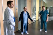 Dr. Matteo Moreau (Mike Adler, l.) und Mikko Rantala (Luan Gummich, r.) bekommen es mit einem sehr besonderen Patienten zu tun. Sascha Miesner (David Baalcke, M.) wird nach einem Sturz eingeliefert und denkt, er sei im Himmel.