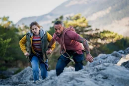 Statt gem&uuml;tlich durch die Natur zu wandern, m&uuml;ssen Paul (Philippe Bas) und Sara (Ma&iuml;ra Schmitt) nun vor gnadenlosen Killern fliehen.
