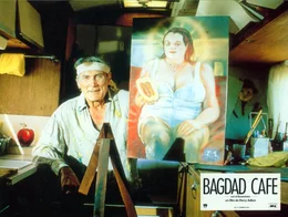 Der Kulissenmaler Rudy Cox (Jack Palance) hat eine Schw&auml;che f&uuml;r Jasmin.