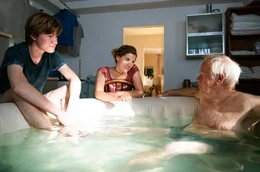 Nelli (Rieke Seja) und Carlo (Alessandro Schuster) schmieden Pl&auml;ne mit Opa Arthur (Peter Franke,re.).