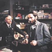 Da Arnold Clasen (Uwe Kockisch, r.) nach seiner R&uuml;ckkehr aus der KZ-Haft &uuml;berwacht wird, versucht er unauff&auml;llig zu leben.