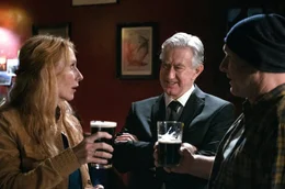 Am Abend im Pub: Connie (Andrea Sawatzki) und Max (G&ouml;tz Schubert) bei einem Bier mit Mr. O'Toole (Barry McGovern, Mitte).