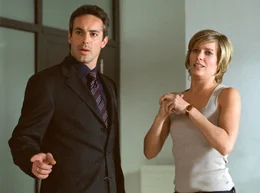 hr-fernsehen DAS BISSCHEN HAUSHALT, Spielfilm, Deutschland 2003, Regie: Sharon von Wietersheim, am Samstag (01.10.11) um 13:00 Uhr. Irina (Valerie Niehaus) muss ihrem fr&uuml;her als erwartet nach Hause gekommenen Mann Reinhard (Gedeon Burkhard) einiges erkl&auml;ren.