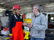 Giftige Munitionsberge am Grund der Ostsee: Lena Ganschow und Prof. Jens Greinert an Bord des GEOMAR-Forschungsschiffs.
