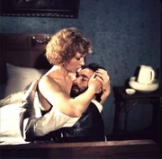 Arnold (Uwe Kockisch) liebt Renate (Jenny Gr&ouml;llmann), die aus einer gutb&uuml;rgerlichen Familie stammt, aber seine politische Haltung teilt.