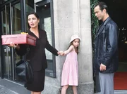 Die allein erziehende Mutter Pia Brandt (Simone Thomalla, links) hat endlich Arbeit bekommen. Doch ihr Job h&auml;ngt davon ab, dass sie dem charmanten Landschaftsarchitekten Philip (Hannes Jaenicke) verbirgt, dass die kleine Lea (Pamela Marquard) ihre Tochter ist.