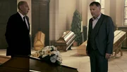 Roland Heilmann (Thomas R&uuml;hmann, re.) l&auml;sst den grausamen Gedanken nicht an sich ran. Jeder Schritt, der jetzt zu gehen ist, l&auml;uft automatisch ab. Bestatter Arthur Lenz (Manfred M&ouml;ck, li.) wei&szlig; nicht so recht, wie er damit umgehen soll.