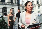 Die "Zicke" Patrizia (Tina Bordihn, li.) macht Pia (Simone Thomalla) das Leben schwer. Weiteres Bildmaterial finden Sie unter www.br-foto.de.
