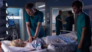 Dr. kathrin Globisch (Andrea Kathrin Loewig, liegend) hat die OP zwar &uuml;berstanden, doch die Nacht wird zeigen, ob ihr Kreislauf dem Eingriff standhalten kann. Alexander Weber (Heio von Stetten, hi.li.) sitzt die ganze Nacht an ihrem Bett, als pl&ouml;tzlich die Monitore Herzstillstand anzeigen. Dr. Roland Heilmann (Thomas R&uuml;hmann, li.) ist sofort zur Stelle und versucht sie zu reanimieren.  re. und 2.v.re.: Komparsen