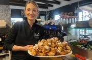 Gastronomin Dubravka "Dubi" Granic mit Fritule (kroatische Vanillekrapfen).