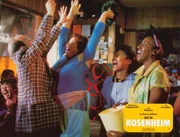 Jasmin (Marianne S&auml;gebrecht, Mitte) sorgt f&uuml;r Stimmung in Brendas Motel.