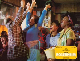 Jasmin (Marianne S&auml;gebrecht, Mitte) sorgt f&uuml;r Stimmung in Brendas Motel.