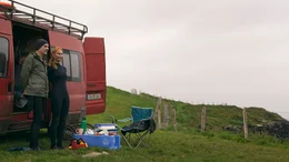 Abenteuer Natur: Connie (Andrea Sawatzki) und Max (G&ouml;tz Schubert) vor dem Camper.