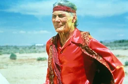 Auch der Kulissenmaler Rudy Cox (Jack Pallance) wohnt in dem heruntergekommenen Motel von Brenda.