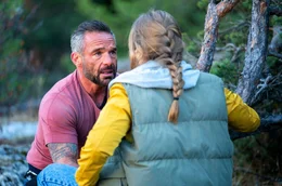 Die Bergwanderung von Vater Paul (Philippe Bas) und Tochter Sara (Ma&iuml;ra Schmitt) entwickelt sich anders als geplant.