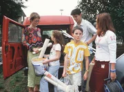 Nele (Barbara Demmer, links) hilft ihrer Freundin Pia (Simone Thomalla, rechts) beim Renovieren. Sohn Marvin (Nicolas Kwasniewski, 2. von rechts), Tobias (Valentin Tornow, 3. von rechts) und Lea (Pamela Maquard) fassen mit an.