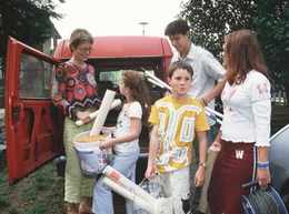 Nele (Barbara Demmer, links) hilft ihrer Freundin Pia (Simone Thomalla, rechts) beim Renovieren. Sohn Marvin (Nicolas Kwasniewski, 2. von rechts), Tobias (Valentin Tornow, 3. von rechts) und Lea (Pamela Maquard) fassen mit an.
