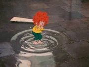 Obwohl es ihm Meister Eder verboten hat, springt Pumuckl in Regenpf&uuml;tzen herum. Die Folge: Der Kobold f&auml;ngt an zu niesen und beklagt sich &uuml;ber Halsschmerzen.