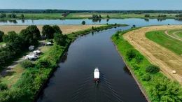 Zufahrt zur Elbe durch den Kanal bei D&ouml;mitz.