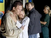 MDR Fernsehen MANKELLS WALLANDER - DER UNSICHTBARE GEGNER, "mastermind", am Samstag (24.03.12) um 22:50 Uhr. Endlich kann Wallander (Krister Henriksson, Mitte) seine gepeinigte Tochter Linda (Johanna Sällström) wieder in die Arme schließen. MDR Fernsehen MANKELLS WALLANDER - DER UNSICHTBARE GEGNER, "mastermind", am Samstag (24.03.12) um 22:50 Uhr. Endlich kann Wallander (Krister Henriksson, Mitte) seine gepeinigte Tochter Linda (Johanna Sällström) wieder in die Arme schließen.