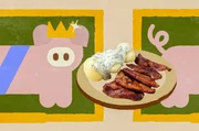 Knuspriges Wohlf&uuml;hlgericht aus D&auml;nemark: Stegt Fl&aelig;sk besteht aus Schweinebauch, Kartoffeln und B&eacute;chamelso&szlig;e und gilt als d&auml;nisches Nationalgericht.