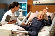 Anne-Charlotte Ahlbeck (Katja Weitzenb&ouml;ck, r.) muss station&auml;r im Johannes-Thal-Klinikum aufgenommen werden. Leyla Sherbaz (Sanam Afrashteh, l.) macht sich Sorgen um ihre Schwiegermutter.