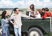 Ich heirate eine Familie: Landschaftsarchitekt Philip (Hannes Jaenicke) hat sich in Pia (Simone Thomalla, links) verliebt und hat sich damit deren Kinder eingehandelt: Lea (Pamela Marquard, 3. von rechts), Marvin (Nicolas Kwasniewski, 2. von rechts), Kaya (Sarah Alles) und Tobias (Valentin Tornow).