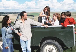 Ich heirate eine Familie: Landschaftsarchitekt Philip (Hannes Jaenicke) hat sich in Pia (Simone Thomalla, links) verliebt und hat sich damit deren Kinder eingehandelt: Lea (Pamela Marquard, 3. von rechts), Marvin (Nicolas Kwasniewski, 2. von rechts), Kaya (Sarah Alles) und Tobias (Valentin Tornow).