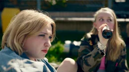Sheila (Bineta Hansen) und Pia (Johanna G&ouml;tting) beim Abh&auml;ngen im Freibad.; ARD/SWR WER OHNE SCHULD IST, "Fernsehfilm, Deutschland 2024", am Mittwoch (23.10.24) um 20:15 Uhr im ERSTEN. Sheila (Bineta Hansen) und Pia (Johanna G&ouml;tting) beim Abh&auml;ngen im Freibad. &copy; SWR, honorarfrei - Verwendung gem&auml;&szlig; der AGB im engen inhaltlichen, redaktionellen Zusammenhang mit genannter SWR-Sendung und bei Nennung "Bild: SWR" (S2). SWR Presse/Bildkommunikation, Baden-Baden, Tel: 07221/929-22202, foto@swr.de.