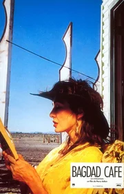Debby (Christine Kaufmann) ist Gast in Brendas Motel am Highway nach Las Vegas.