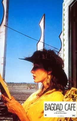 Debby (Christine Kaufmann) ist Gast in Brendas Motel am Highway nach Las Vegas.