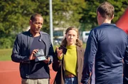 Die Kommissare Jerry Paulsen (Peter Marton, l.) und Sophia Strasser (Katharina Goebel, M.) stellen sich dem Trainer Christoph Schaub (Guido Broscheit, r.) vor.