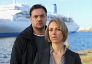 v.l.: Kommissar Alexander Bukow (Charly Hübner) und Kommissarin Katrin König (Anneke Kim Sarnau). v.l.: Kommissar Alexander Bukow (Charly Hübner) und Kommissarin Katrin König (Anneke Kim Sarnau).