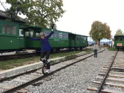 Einradfahrerin Ana Schr&ouml;dinger auf den Gleisen der Chiemseebahn. Im Hintergrund Moderatorin Claudia Pupeter.