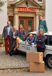 Titelmotiv / Presseheft- Schl&uuml;ssel&uuml;bergabe im Hotel Heidelberg: Die neuen Besitzerinnen Karin Berger (Susanna Simon, 2. v. li.) und Mascha Hillinger (Meike Droste) ziehen ein, Annette (Annette Frier, re.), Ingolf (Christoph Maria Herbst) und Adoptivsohn Ole (Nico Kleemann) ziehen aus. Nur Stefan (Stephan Grossmann, li.) bleibt.