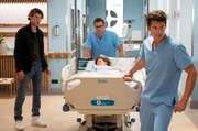 Dr. Ben Ahlbeck (Philipp Danne, r.) und Dr. Elias B&auml;hr (Stefan Ruppe, r.) vermuten eine Leberruptur bei ihrer Patientin Rahel Weisskron (Amina Merai, liegend) und m&uuml;ssen schnell handeln. Jannis Stolle (Hauke Petersen, l.) bangt um seine Kollegin.