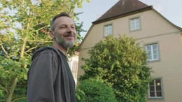 Christian S&ouml;der beobachtet die Grauen Langohren bei ihren Ausfl&uuml;gen.