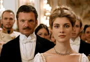 Mary (Vittoria Puccini) und ihr zuk&uuml;nftiger Gatte Prinz Miquel de Braganza (Gabriel Barylli) besuchen einen Hofball.