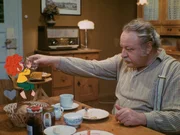 Meister Eder (Gustl Bayrhammer) und Pumuckl beim Fr&uuml;hst&uuml;ck.