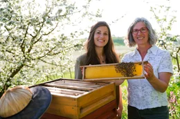 Bienenwachstücher, handgemacht von Angelika (l.) und Rosemarie Jürgens.